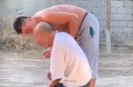 “Қазақ елінен кешірім сұраймын“: әкесін аяусыз ұрып-соққан ер адам сотта жылап жіберді