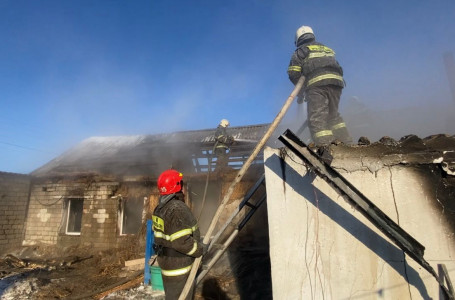 Павлодар облысында трагедия: жанып жатқан үйде төрт бала қалып қойған