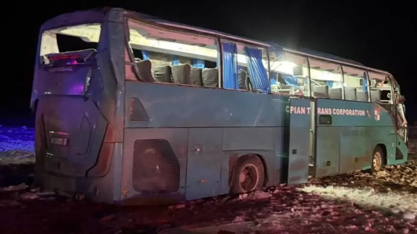 Маңғыстау облысында 50 шақты адам отырған автобус аударылып қалған: қаза тапқандар бар