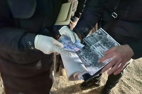 Ақша алып жатқан кезде ұсталған: Ақтөбеде қыз 54 жастағы ер адамды қорқытып жүрген