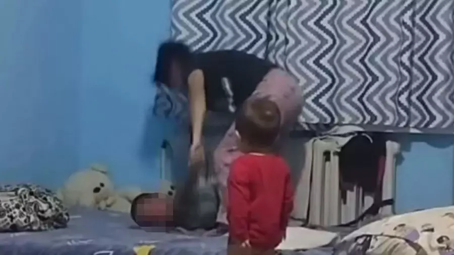 Құрбысы түсіріп алған: әйел баласын аяусыз ұрған жайтқа қатысты тың дерек шықты