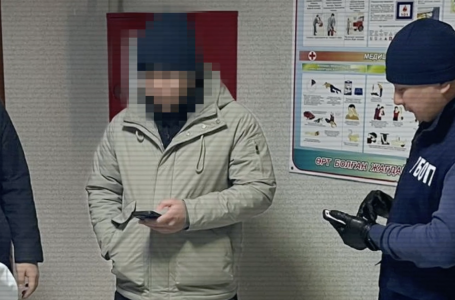 Ақшалай сыйақы алып отырған: Жаңаөзенде ҰҚТ шетелдіктерге шекараны кесіп өтуге көмектескен