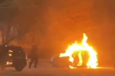 Семейде ер адам полицияның екі көлігін өртеп жіберген