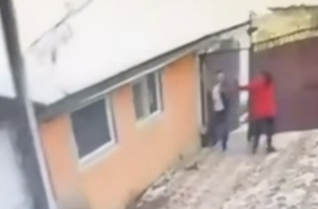 “Анам екеумізді қуып, сабап кетті“. Қаскелеңде әйел күйеуінің қорлығын айтып, араша сұрады