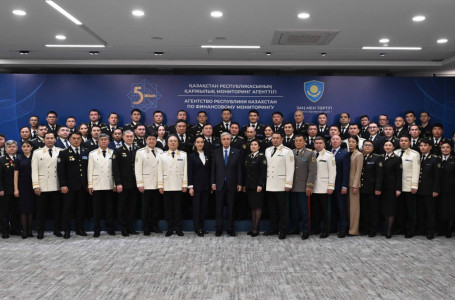 “Жүктелетін жауапкершілік өте жоғары“. Президент ҚМА қызметкерлерін марапаттады