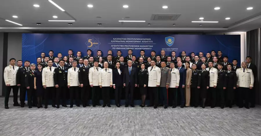 “Жүктелетін жауапкершілік өте жоғары“. Президент ҚМА қызметкерлерін марапаттады