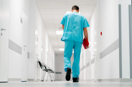 Жаңаөзенде дәрігер ауруханада пышақ жарақатын алып, көз жұмды