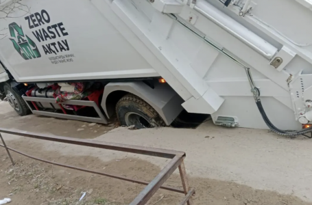 Ақтауда қоқыс таситын жаңа көлік шұңқырға түсіп кетті