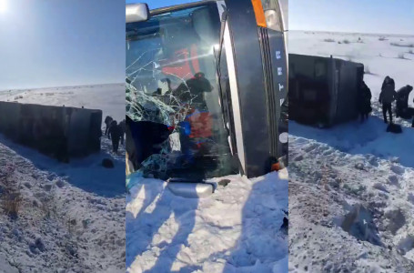 Ішінде вахталық жұмысқа бара жатқан 50 адам болған: Абай облысында автобус аударылып қалды
