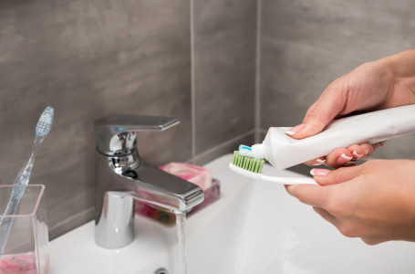 Қазақстандағы базарларда танымал брендтердің контрафакт өнімдері сатылған