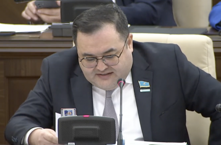 “Алматыда студент пышақ алып кіріп, оқытушыны жарақаттаған“: депутат жағаұстатар жайтты айтты