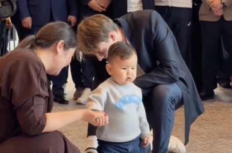 Танымал теннисші Бублик бүлдіршіннің тұсауын кесті