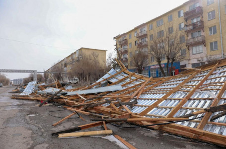 Шатырларды ұшырып әкеткен қатты жел: Жаңатаста төтенше жағдай жарияланды