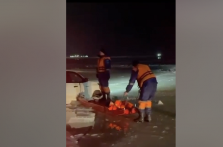 Қапшағайда екі әйел отырған көлік мұз астына түсіп кетті