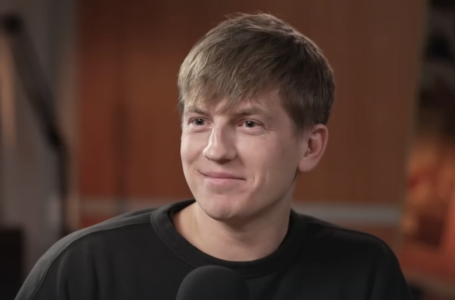 “ЧБД“ шоуының жүргізушісі Алексей Щербаков Сабуровтың соңынан еріп, Алматыға ұшып келді