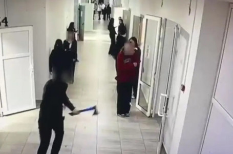 Балта ұстаған жасөспірім екі оқушыға шабуыл жасаған: мектеп директоры қызметінен босатылды