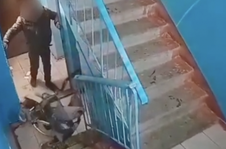 Астана тұрғыны балалар арбасын теуіп тастаған сәт видеоға түсіп қалды