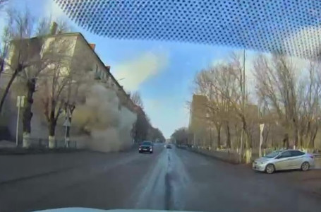 Жантүршігерлік кадр: Балқашта тұрғын үйдің бір бөлігі опырылған сәт видеоға түсіп қалды