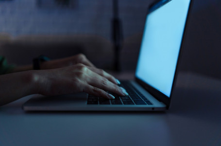 7,6 миллион теңгесінен қағылды: Көкшетауда оқытушы интернет-алаяқтың құрбаны болды