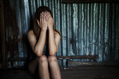 БҚО тұрғыны шенеунік қызын зорлағанын айтты: күдікті қызметінен босатылды