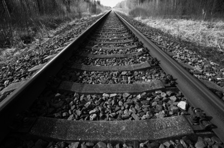 Екі өңірде пойыз бен жеңіл көлік соқтығыса жаздады