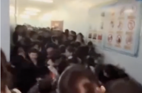 Ақтауда мектеп оқушылары дәлізге сыймай, тапталып қала жаздаған (видео)