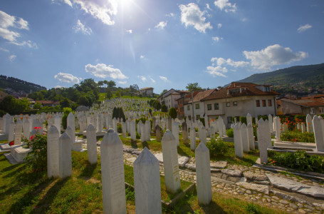 Таңғаларлық жайт: көзі тірі әйел өзіне құлпытас орнатып қойған