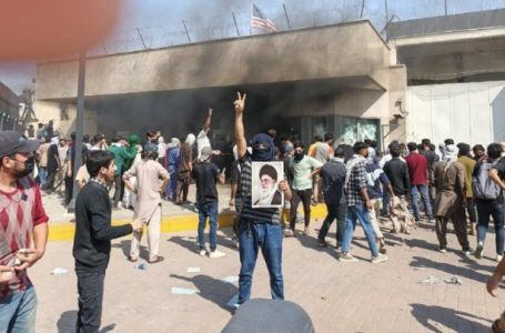 Пәкістанда қолына таяқ пен тас ұстаған топ АҚШ консулдығына шабуыл жасады