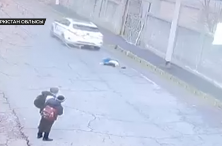 Түркістан облысында әйел екі баланы қағып кеткен (видео)