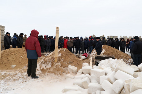 Атырау облысында жоғалған отбасы: қаралы жұрт Наурыз бен Мейрамгүлді ақтық сапарға шығарып салды