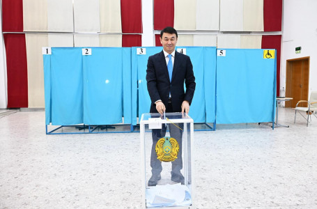 Алматы әкімі Дархан Сатыбалды референдумда дауыс берді