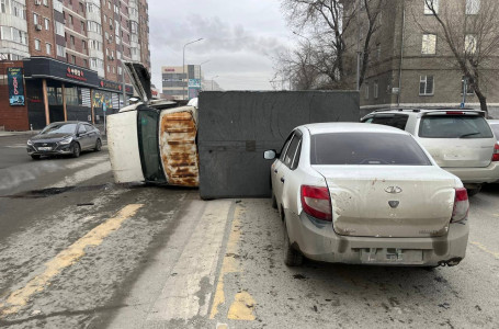 Семейдің орталығында үш көлік жол апатына ұшырады