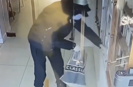 18 iPhonе-ды пакетіне салып алған: Ақтөбеде ер адам дүкеннің әйнегін сындырып, шабуыл жасаған