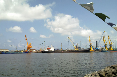 Иранның Каспий теңізіндегі басты порты зымыран соққысына ұшырады