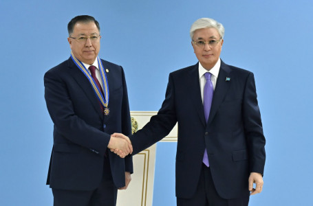 Президент бір топ азаматқа мемлекеттік награда табыстады