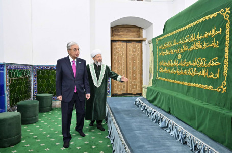 Тоқаев Қожа Ахмет Ясауи кесенесіне зиярат етті