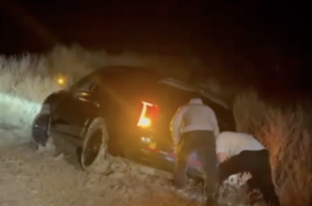 Көлік батпаққа батқан: Атырауда 12 адам, оның ішінде 6 бала құтқарылды