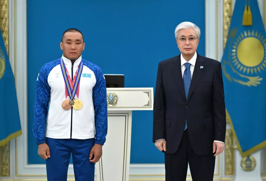 Тоқаев Паралимпиада ойындарының чемпионы Ербол Хамитовты марапаттады