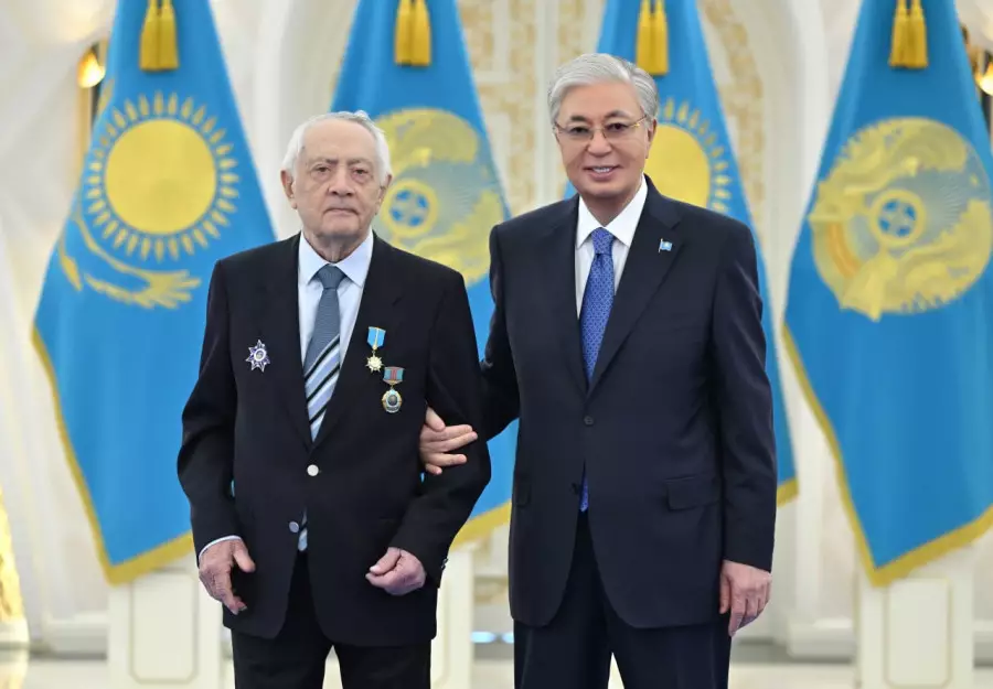 Тоқаев әйгілі альпинист Ильинскийге “Қазақстанның Еңбек Ері“ атағын тапсырды