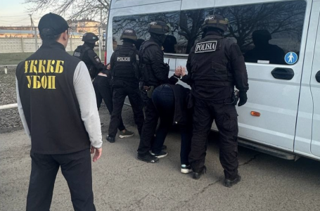 БҚО-да полицейлер мен бір топ адамның арасында келіспеушілік туындаған (видео)