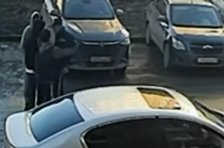 Балаларының көзінше: Қостанайда полицейге шабуыл жасалған сәт видеоға түсіп қалды