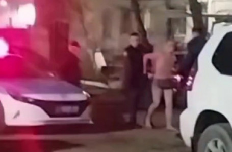 “Бәріңді бауыздап тастаймын“. Астанада пышақ ұстап жүрген жалаңаш ер адам жұртты шошытты