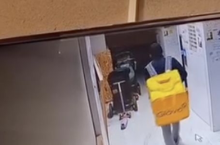 Алматыда курьер тұрғын үй кешенінде тұрған балалар арбасына дәрет сындырып кеткен