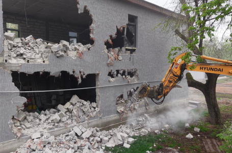 Алматыда сот шешімімен екі қабатты ғимарат сүріліп жатыр