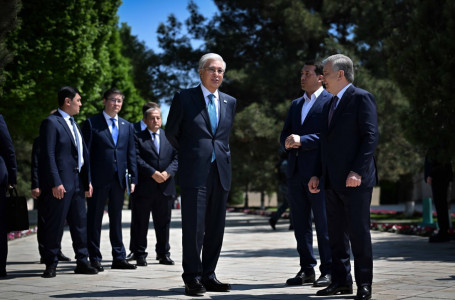 Тоқаев пен Мирзиёев Бахауддин Нақышбанди кешеніне барды