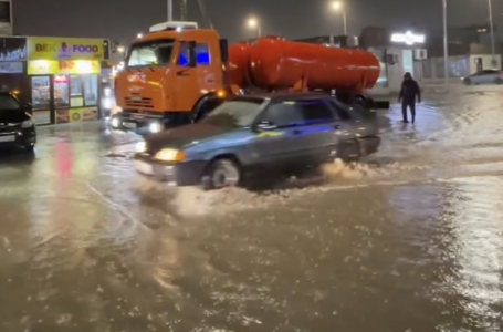 Атырауда толассыз жауған жаңбыр салдарынан көшелерді су басты (видео)