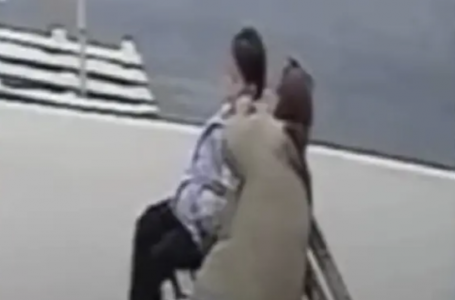 “Қисайып қалыпты“ деген“. Ақтауда әйел кішкентай қыздың құлағынан алтын сырғасын шешіп алып кеткен