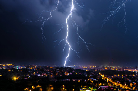 Терезелерді жауып, үйде болыңыздар: Алматы тұрғындарынан сақ болу сұралды