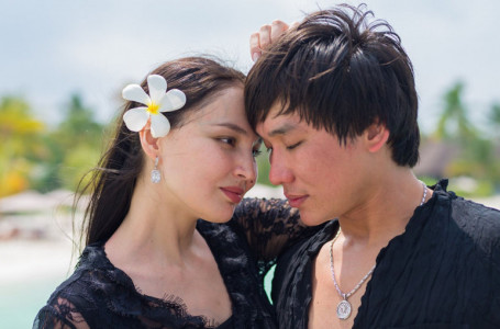 Үнді актрисасына ұқсатқан: Қайрат Нұртас әйелі Жұлдызбен қалай танысқанын айтты