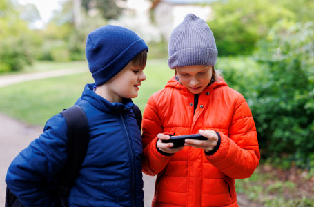 Телефонға телмірген бала: психолог ата-ана елемейтін мәселеге тоқталды